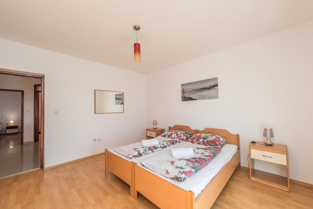 Family Friendly Pool House Ana