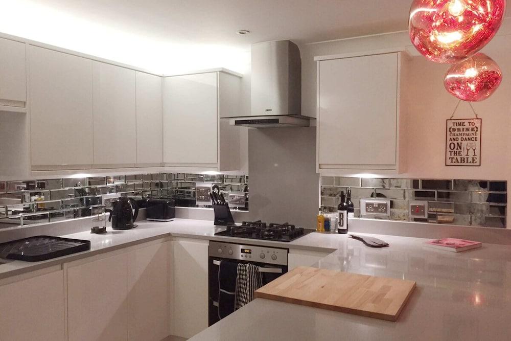 Spacious 1 Bedroom Split Level Old Pub Conversion Tower Bridge