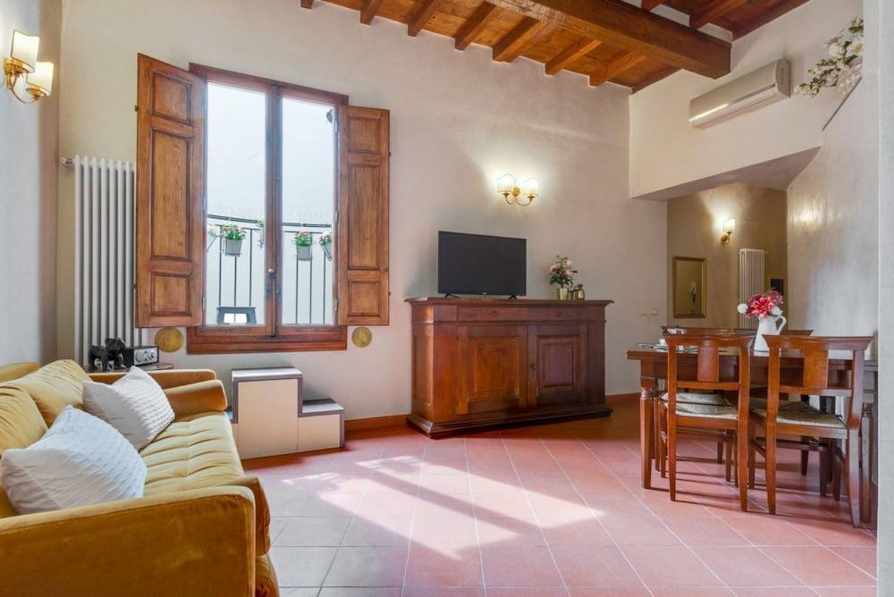 GuestHost - Duomo View Anna's Apartment