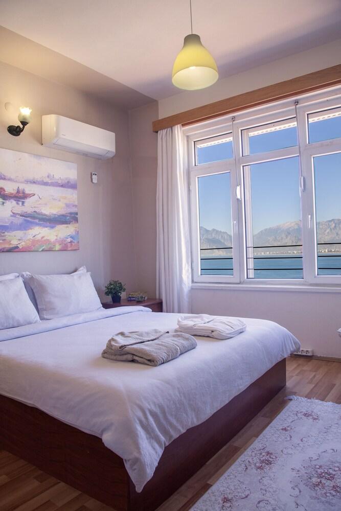 Aheste_simple Sea View Flat in Lovely Old Town