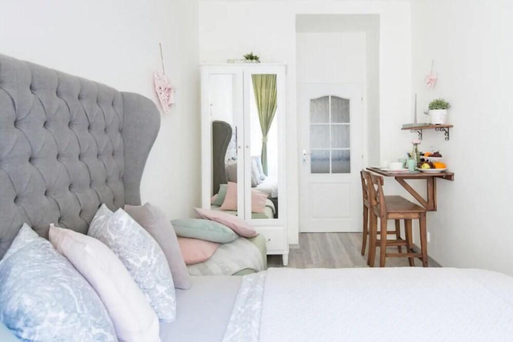 Sokolovska Apartment