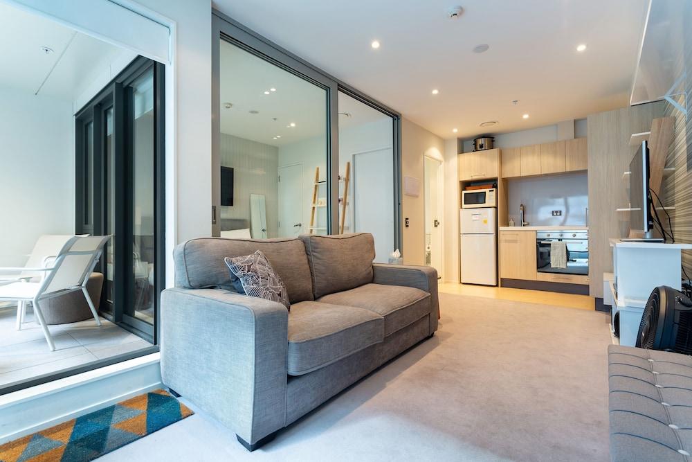 Toodle's Pristine inner-city nest with carpark