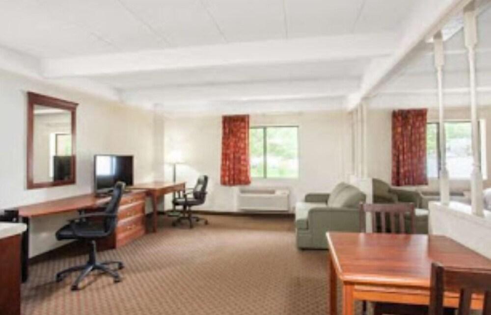 Amerihost Inn & Suites