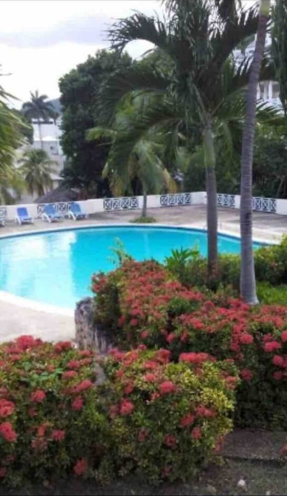 1 Bed Villa - Sleeps 2 - Garden - Parking - Wifi