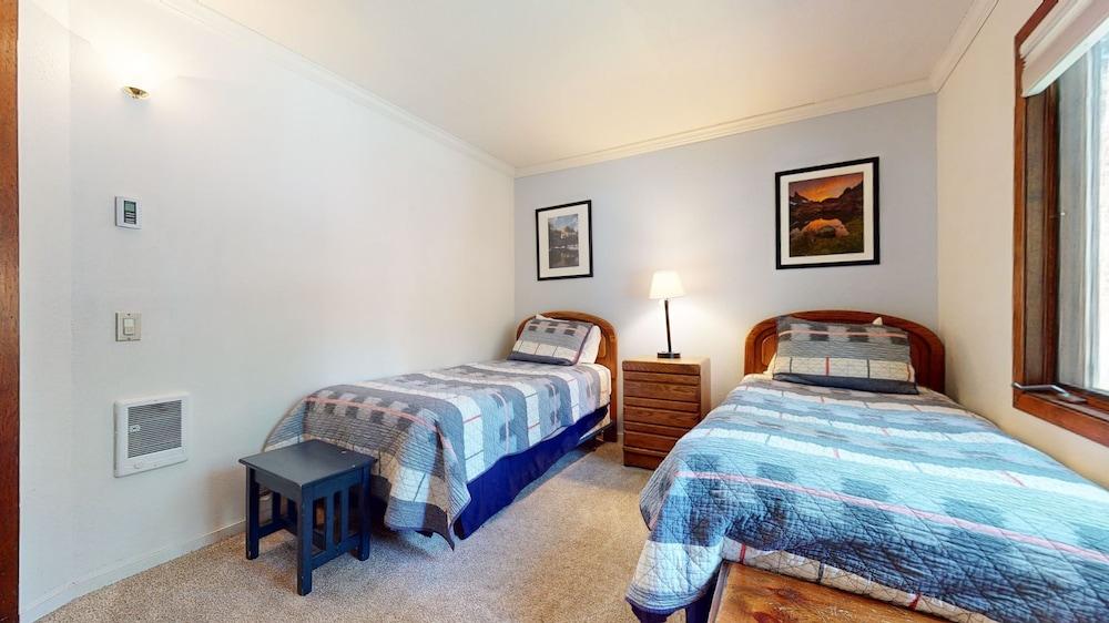 Meadow Ridge 28 Spacious and Secluded, Private Washer Dryer, Close to Eagle by RedAwning