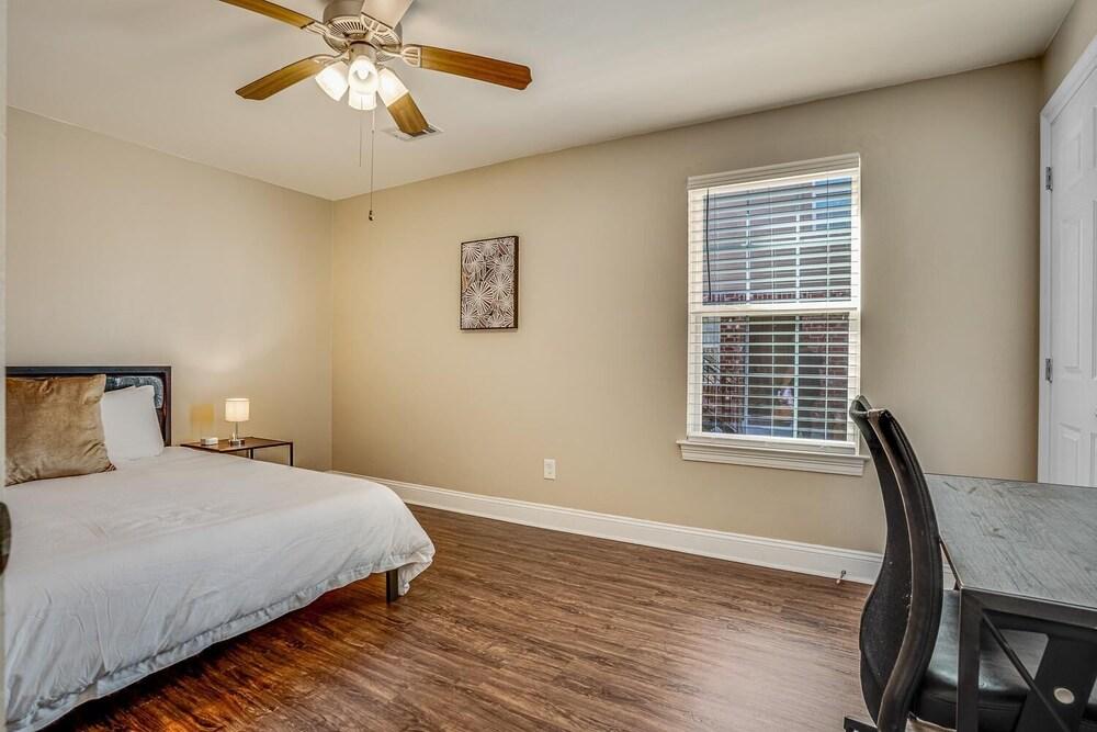 Lasalle - 1D · Centrally Located, Spacious Apt. Great for Groups