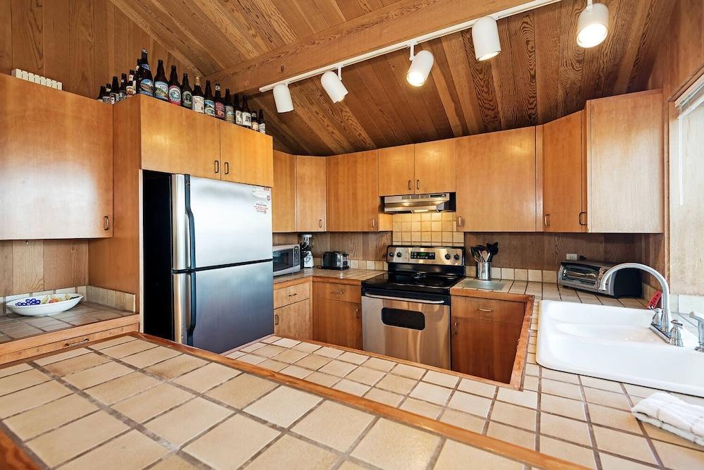 Viglione Fireplace, Hot Tub, & Ocean Views