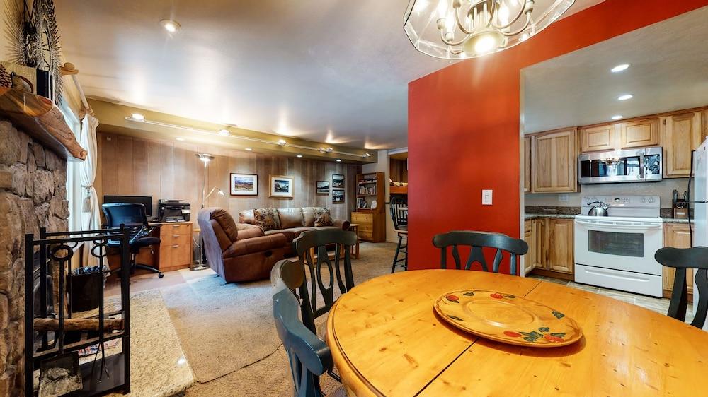 Horizons - Communal Sauna & Hot Tub!