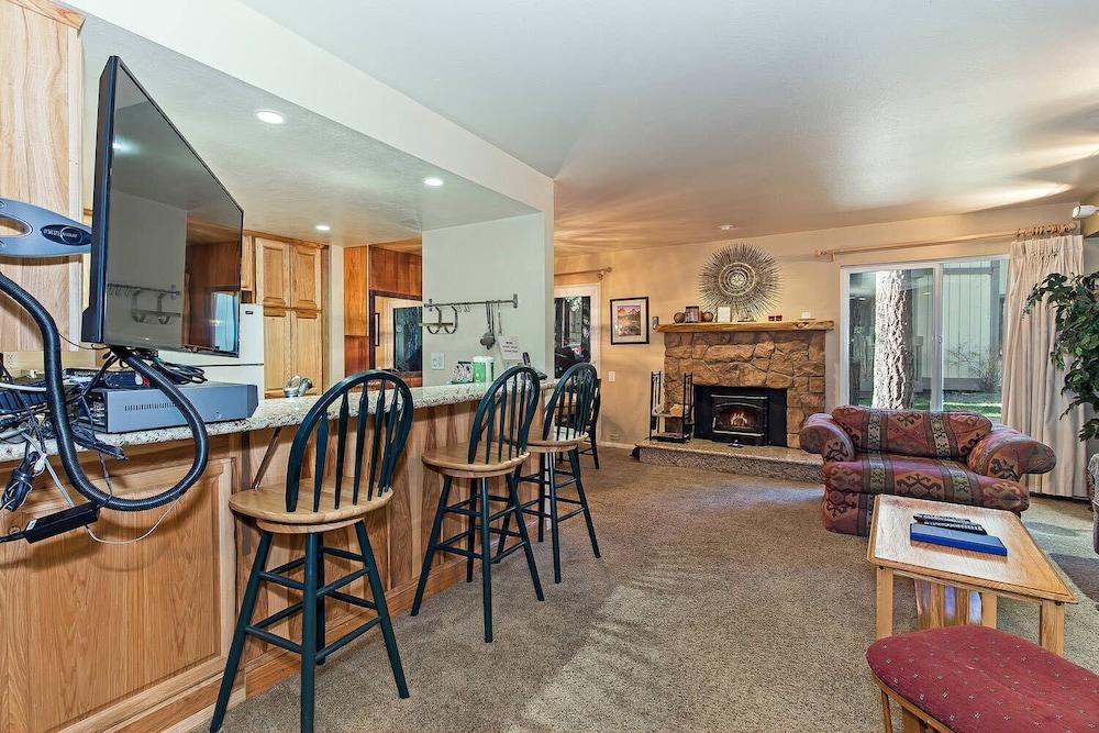 Horizons - Communal Sauna & Hot Tub!