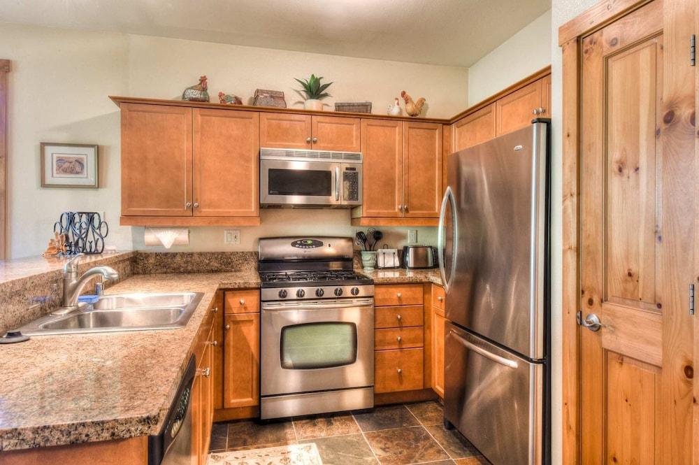 Alpine Way Lake & Sugar Bowl Resort