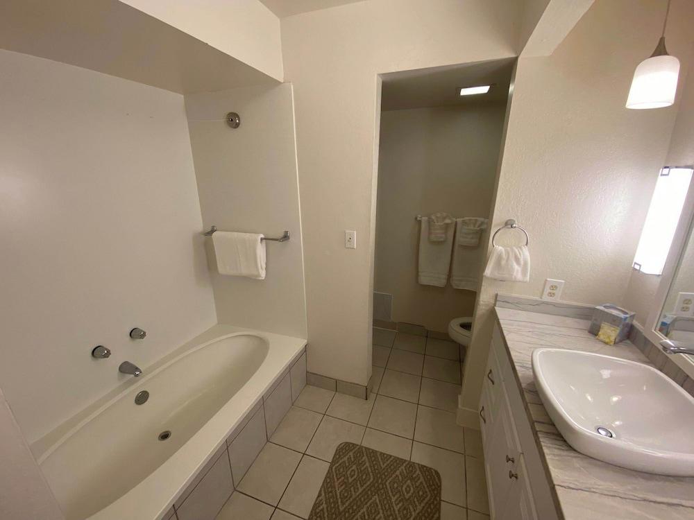 Casa De Emdeko Condo w/ Pool A/C & Ocean Views