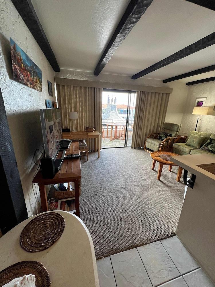 Casa De Emdeko Condo w/ Pool A/C & Ocean Views