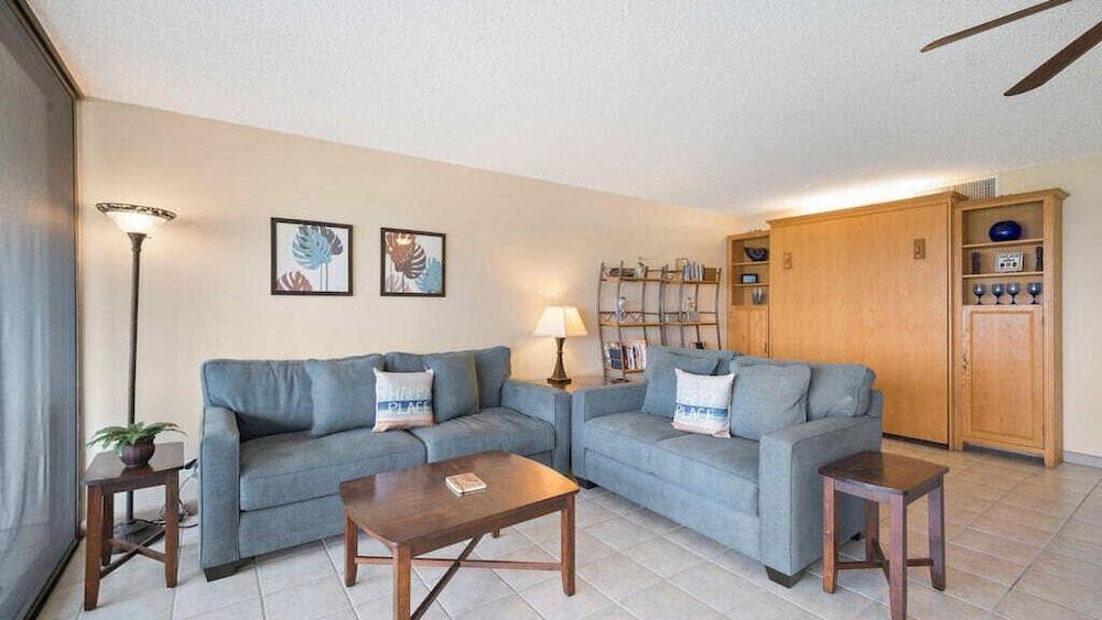 Kona Alii Oceanview Pool Shops & Restaurants