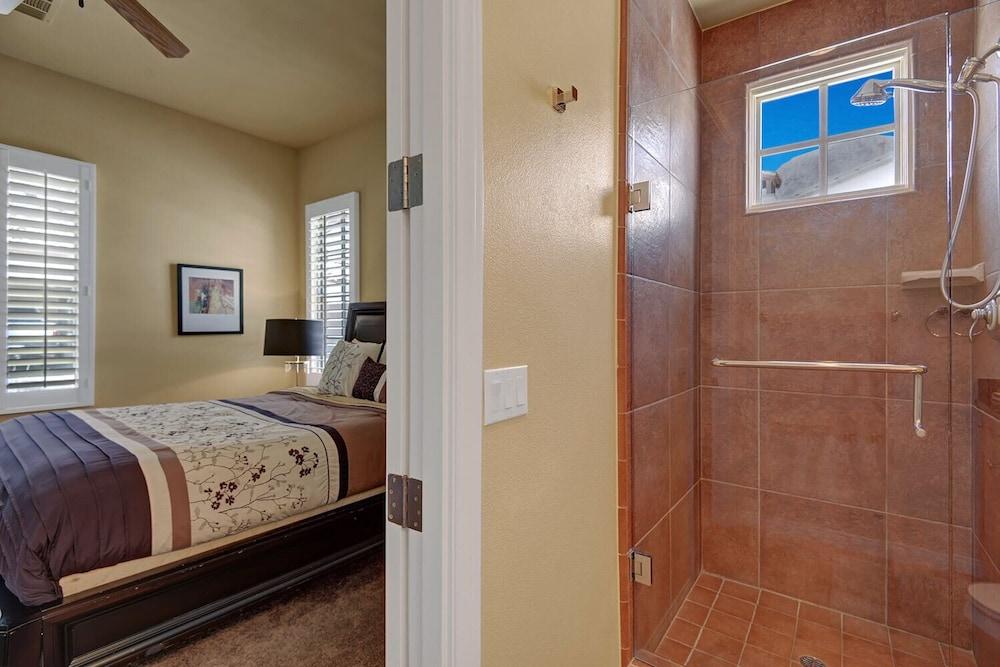 Barefoot Villa Mountain Views & Luxury Spa Access