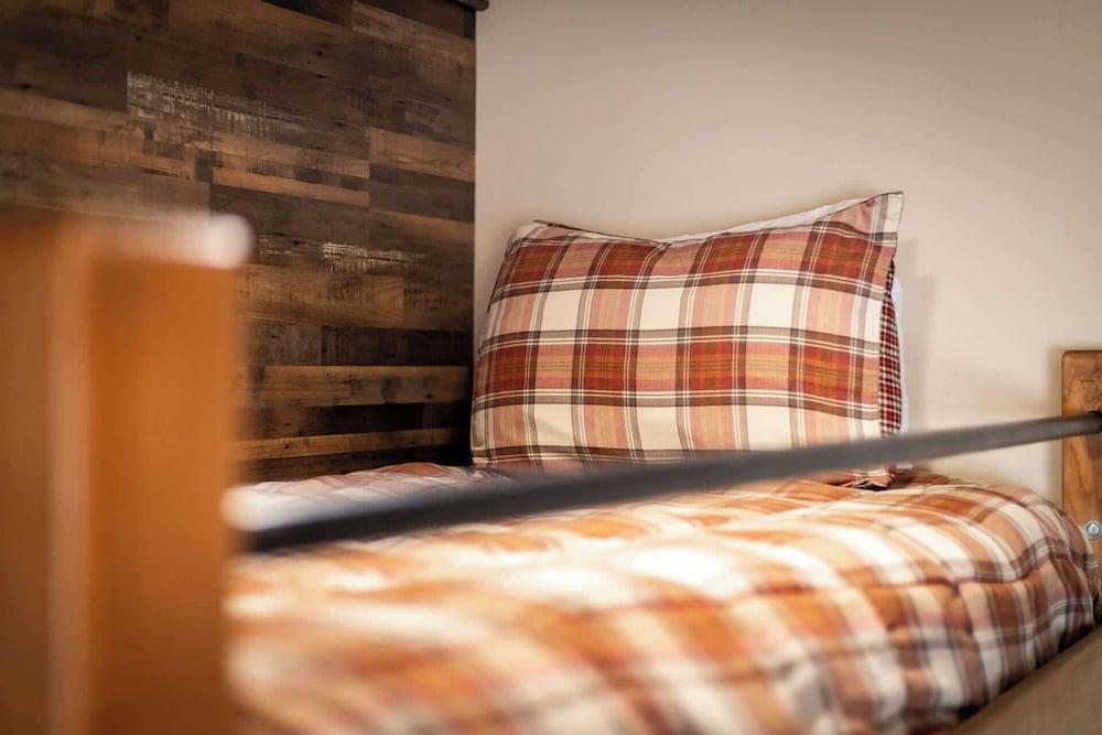 Tahoe Woods Villa - Walk to Beach and Gondola/ Heavenly Ski