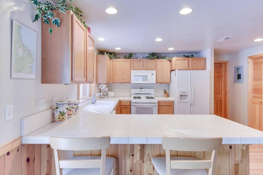 Mckinney Estate w/ Roof Deck Beach & Hike!