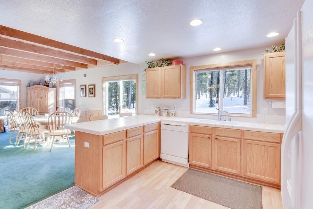 Mckinney Estate w/ Roof Deck Beach & Hike!