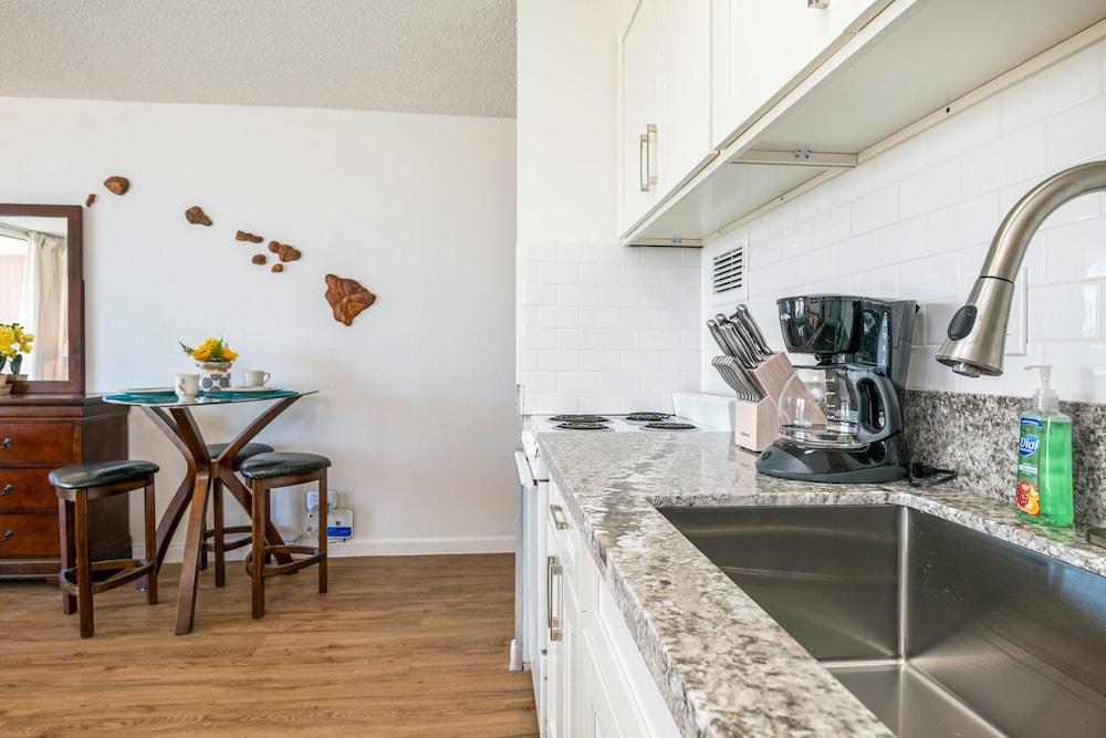 Marine Surf Waikiki w/ Beach Gear & Parking!