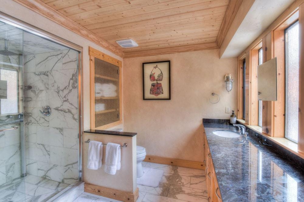 Crystal Shores Villa Lake Views & Hiking