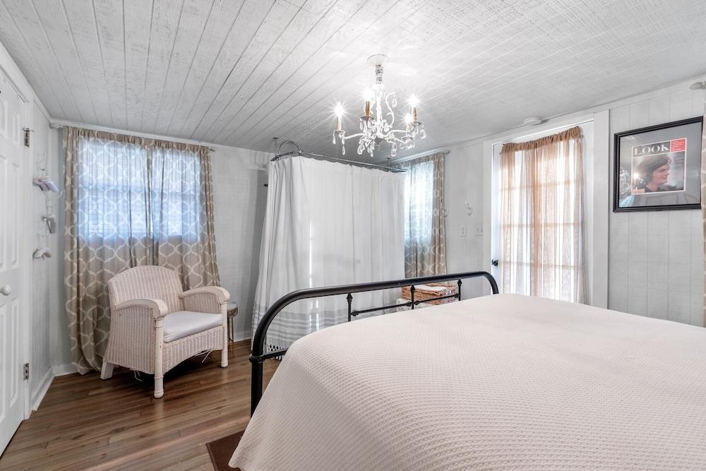 Serendipity 1 Bedroom Cottage by Redawning