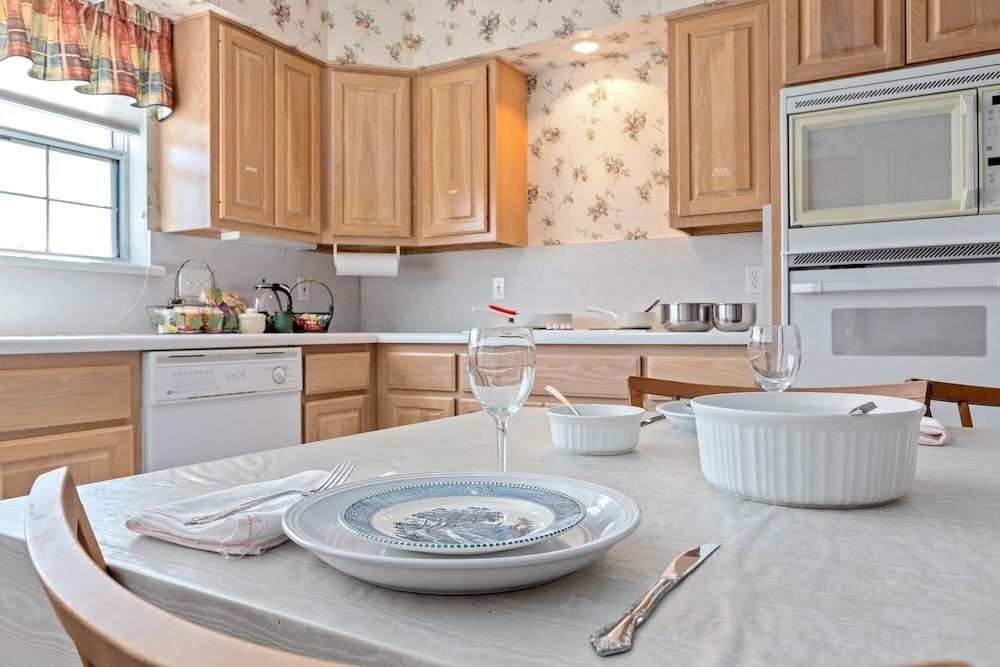 Peaceful 2 Bedroom Home by Redawning