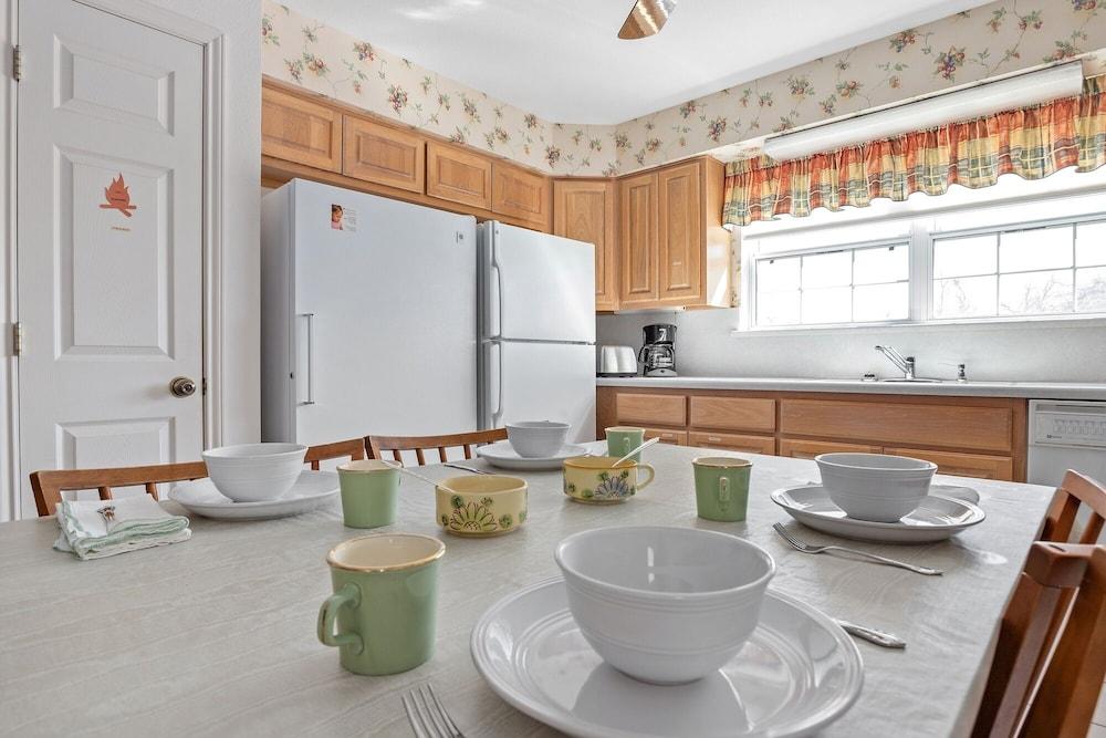 Peaceful 2 Bedroom Home by Redawning