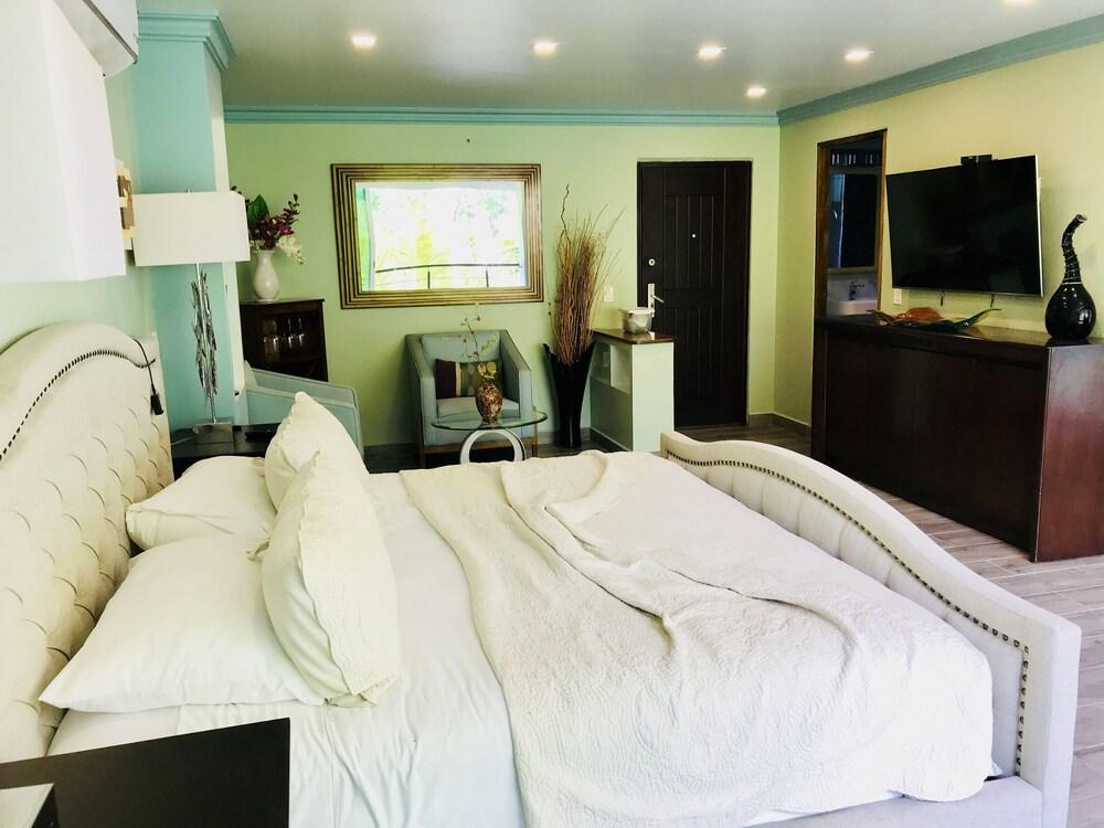 Ocean Frontage two Bedroom Family Compound With Full Kitchen