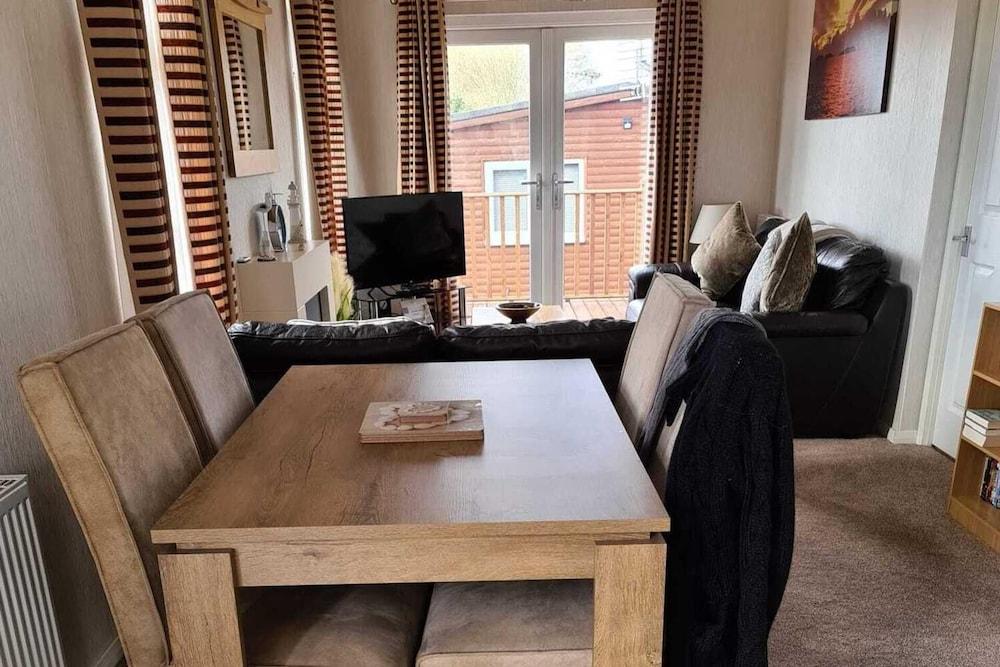 2 Bed Cabin - Sleeps 4 - Pets - 5 min to Beach