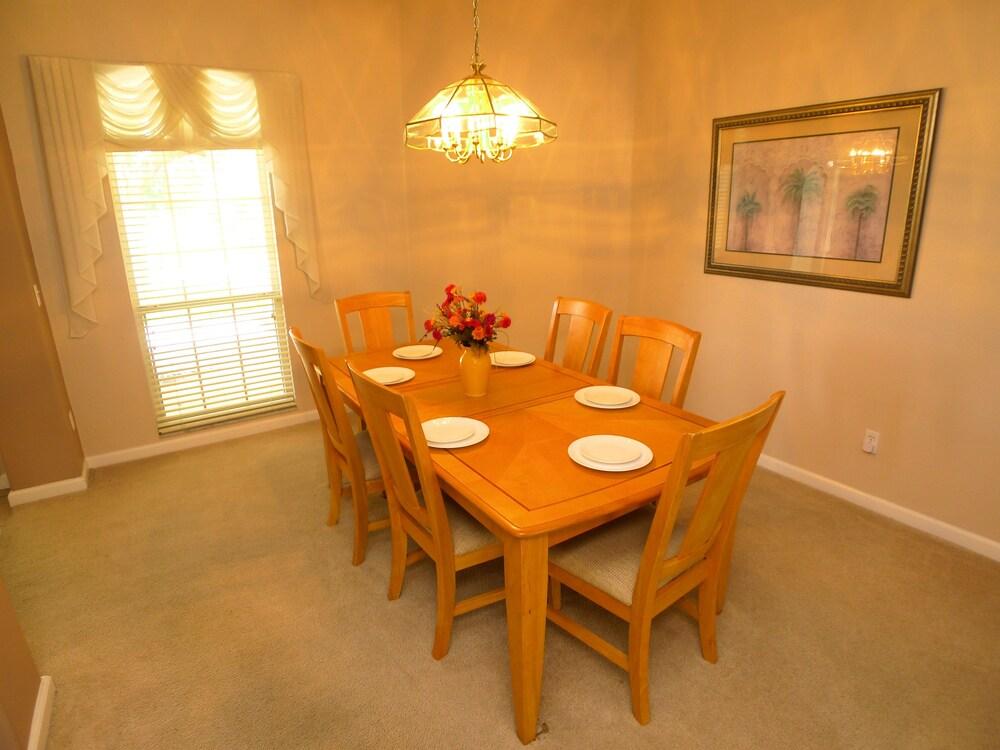 5 BED Pool Home With Conservation View