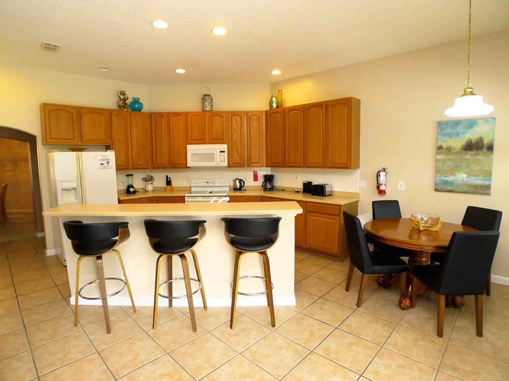 5 BED Pool Home With Conservation View