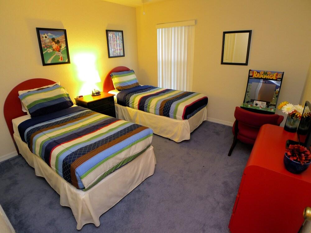 5 BED Resort Pool Home ON Gated Community