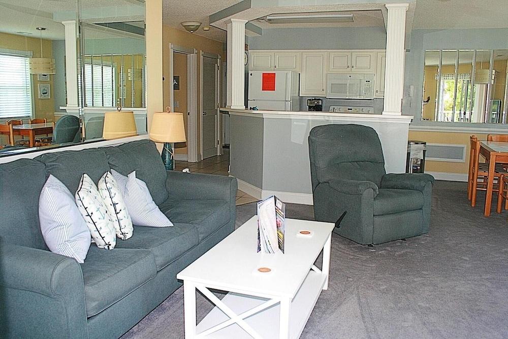 1107m 1 Bedroom Condo by Redawning