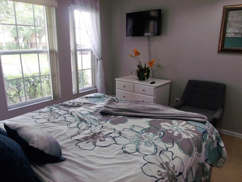 5 BED Pool Home ON Gated Community