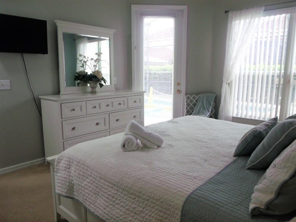 5 BED Pool Home ON Gated Community