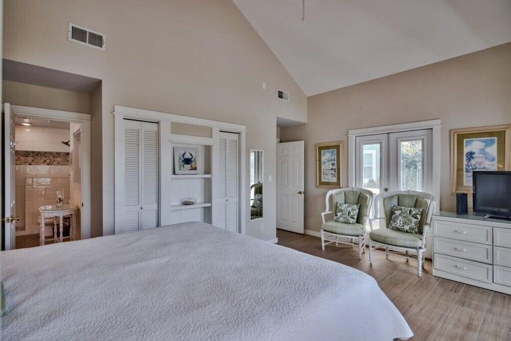 Crystal Oasis Across From Beach Heated Pool