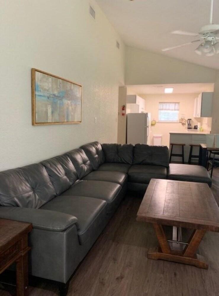 Earth Haus Stunning Riverfront Home