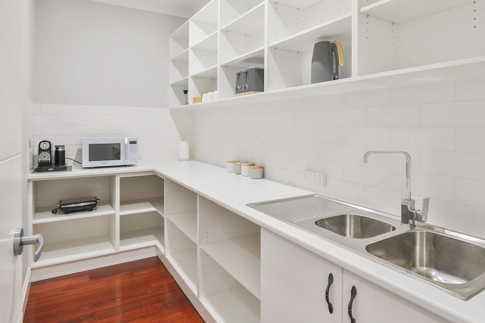 Indulge Luxury Homes - Dockside Marina