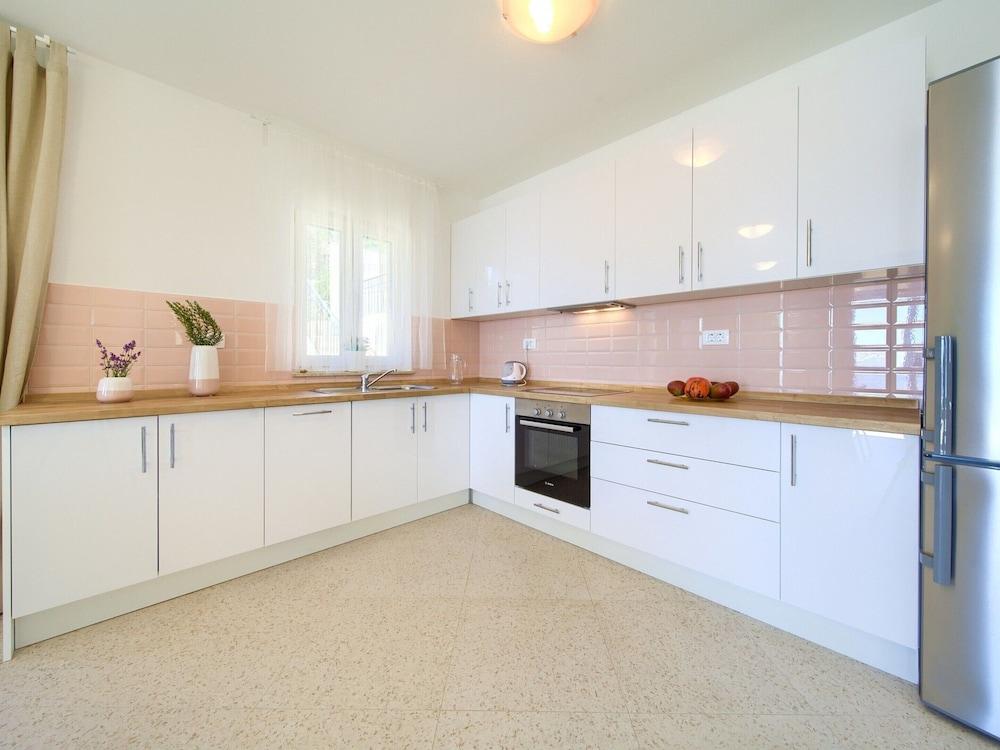 Villa in Cres With Sea Views & Pool