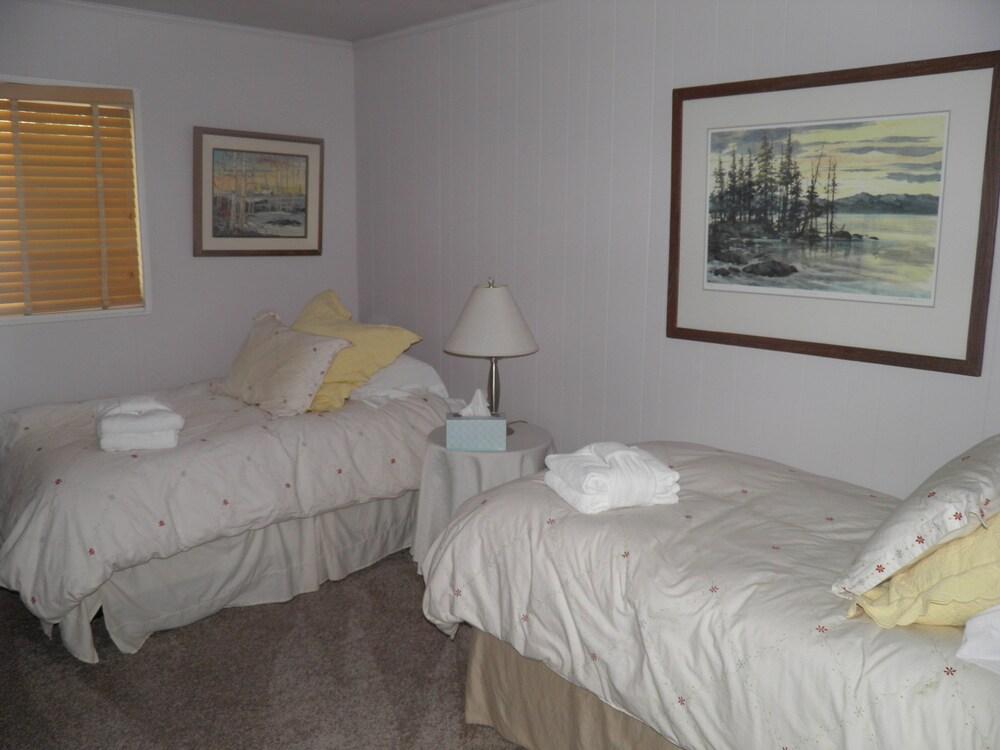 Pet Friendly, Cozy With Wrap Around Porch