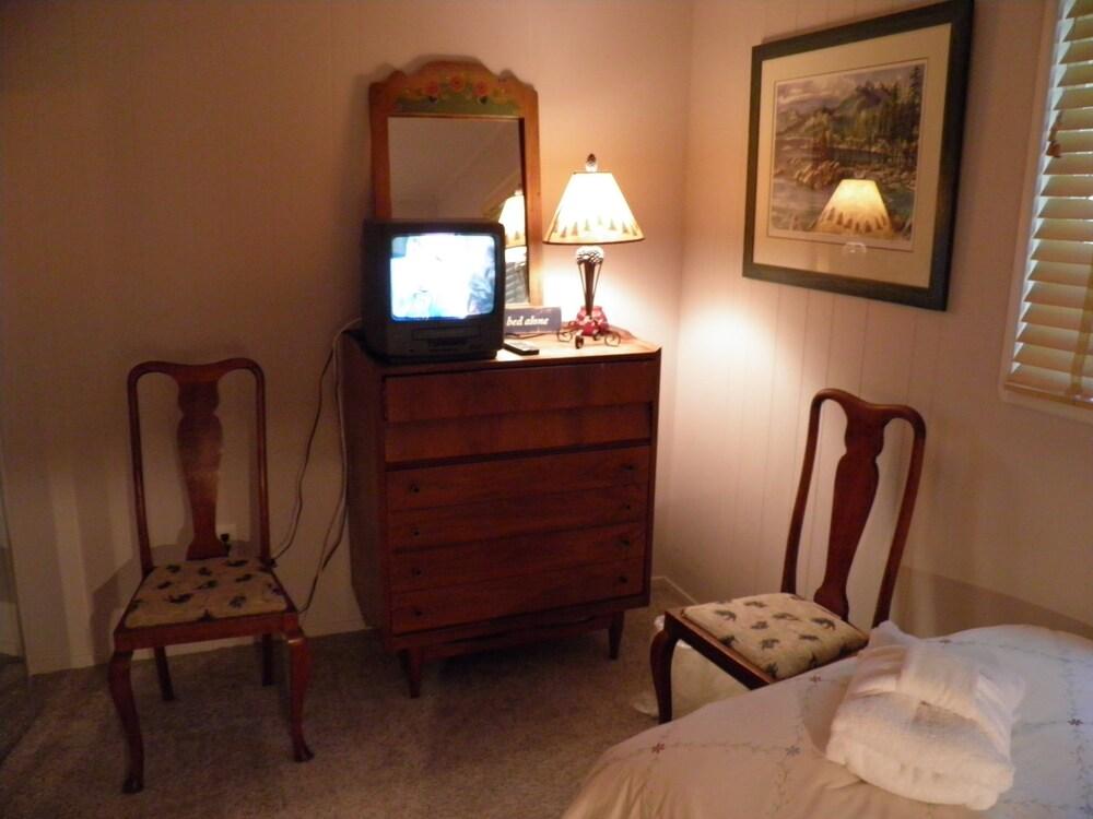 Pet Friendly, Cozy With Wrap Around Porch