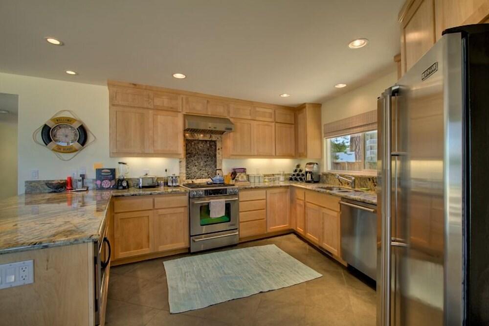 Private Beach, Pool Table, Close to Everything