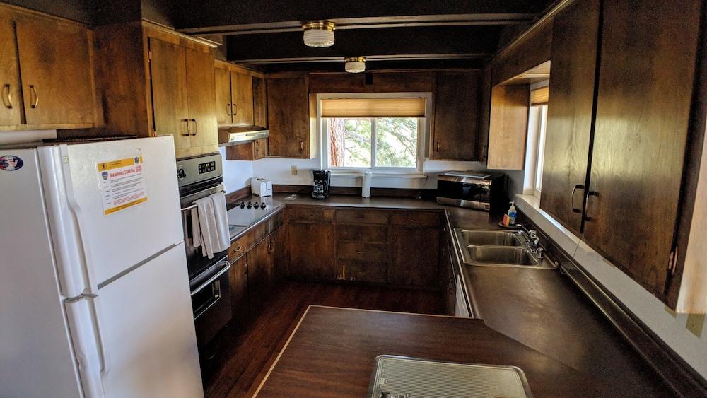 Hot Tub, Pool Table, Lake & Mountain Views !