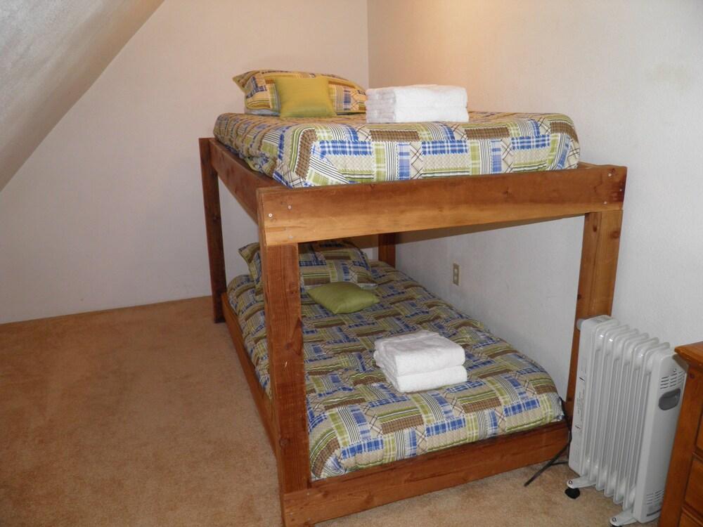 Hot Tub, Private Beach Access,walk to Everything