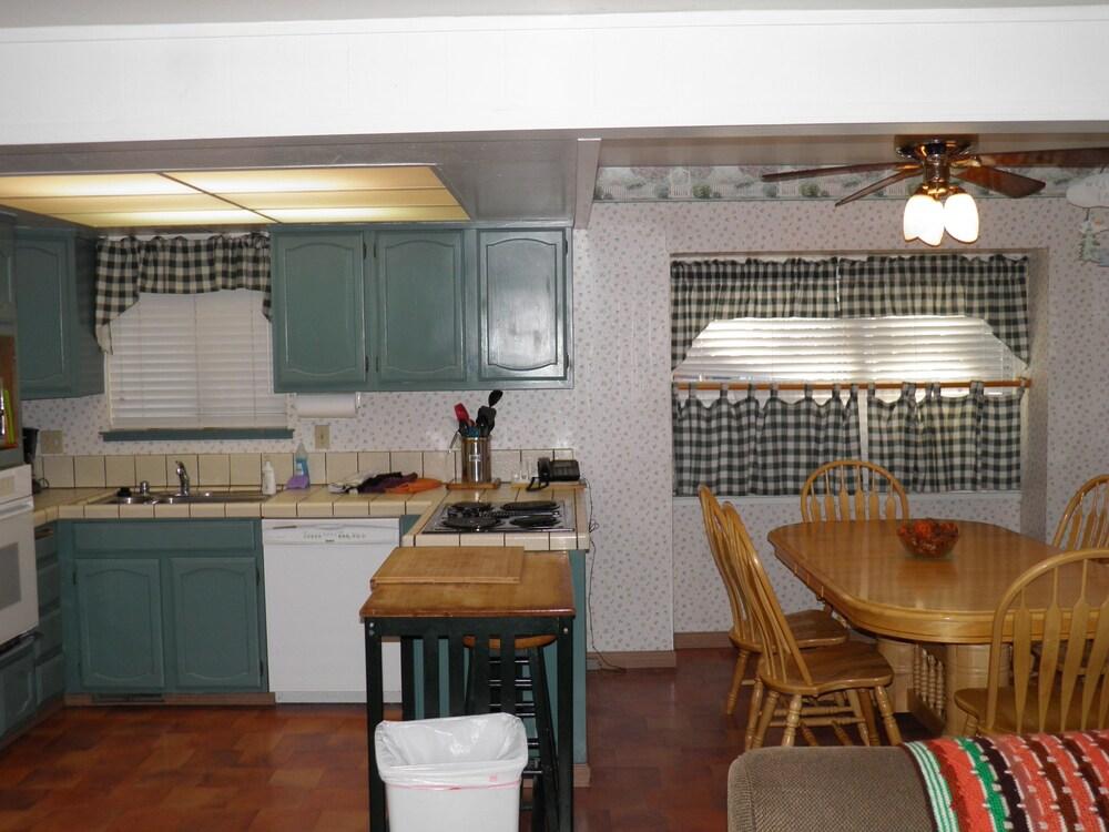 Hot Tub, Private Beach Access,walk to Everything