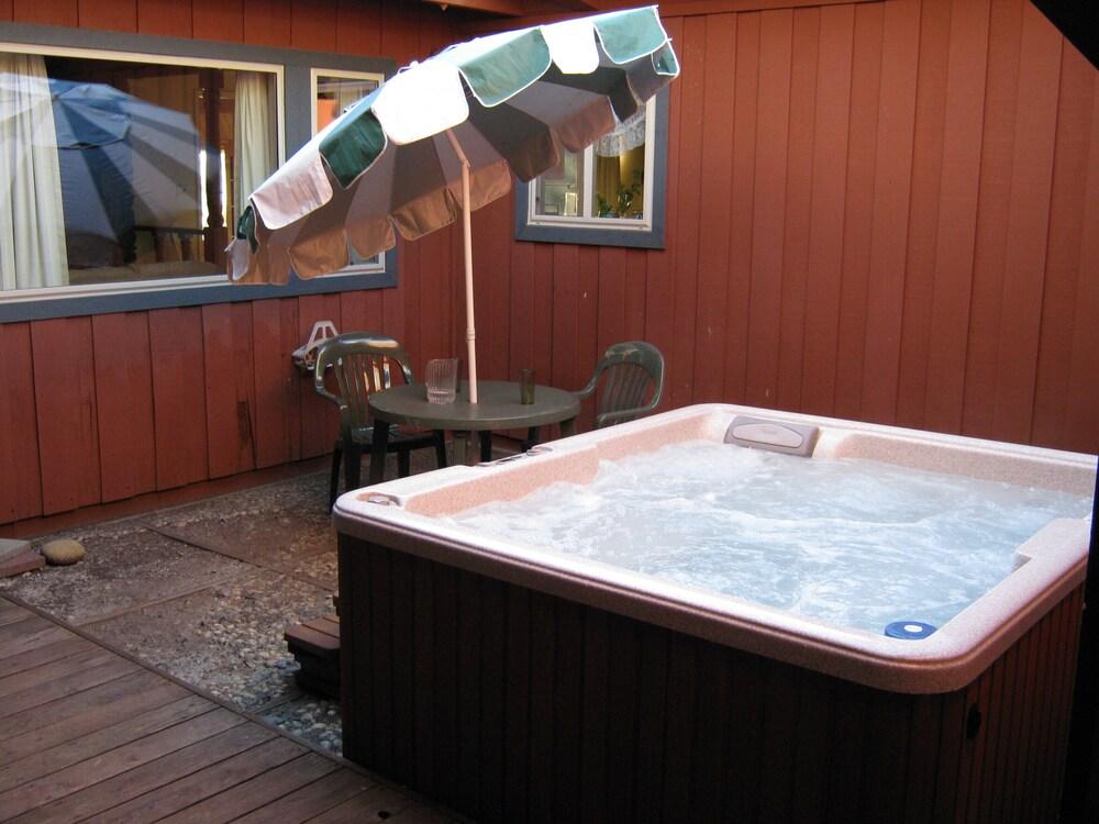 Private Hot Tub, Foosball Table, Pet Friendly
