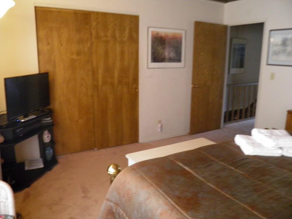 Waterfront Condo With Balcony, Private Boat Dock