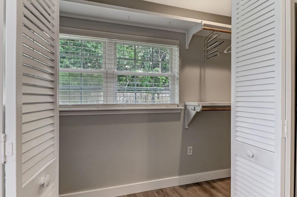 Private Pool Oasis, Walking Distance to the Beach