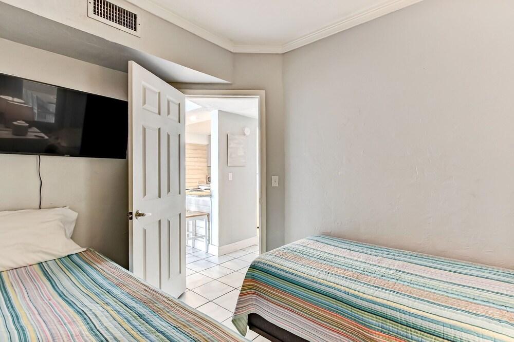 Oceanfront on the Beach - Pool