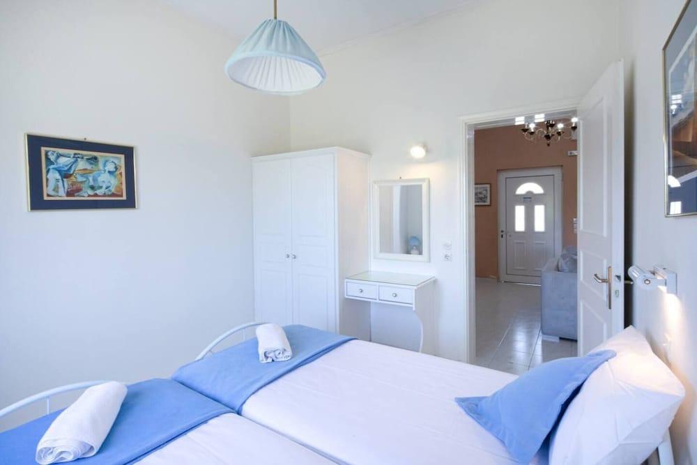 Villa Amorossa Beachfront 3 Bedroom in Roda