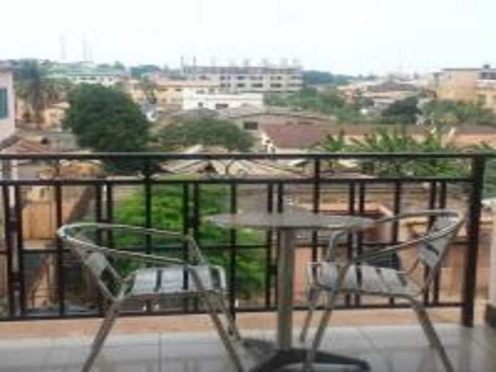Room in B&B - Double Room With Balcony in the Heart of Accra